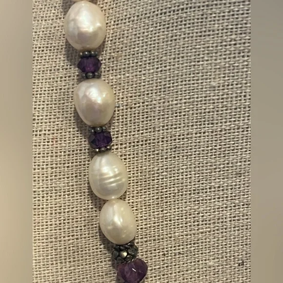 Large freshwater pearl necklace with purple glass beads and silver accents - Picture 4 of 14